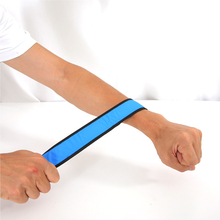 光るリストバンド