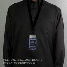 光るネームプレート ネックストラップ装着イメージ1